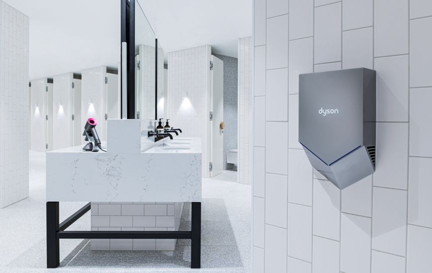 Frau verwendet den Dyson Airblade V